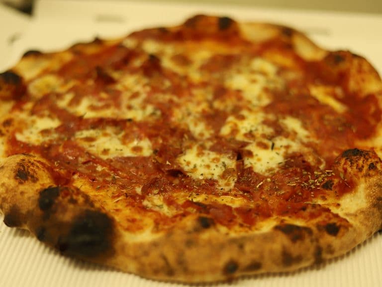 Frisch gebackene Pizza mit knusprigem Rand