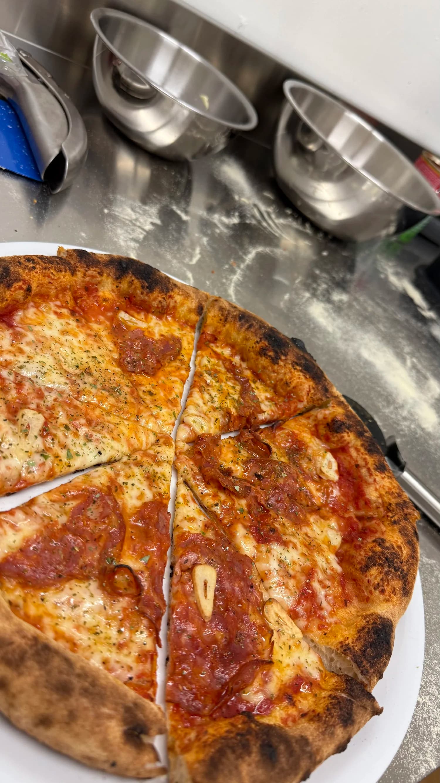 Pizza am Vorbereitungsplatz von Phil’s Pizza Project